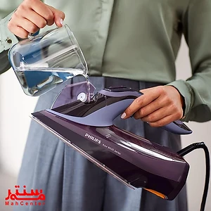 یک تصویر از فردی که در حال پر کردن مخزن آب اتوی بخار فیلیپس مدل Azur 8000 Series است.